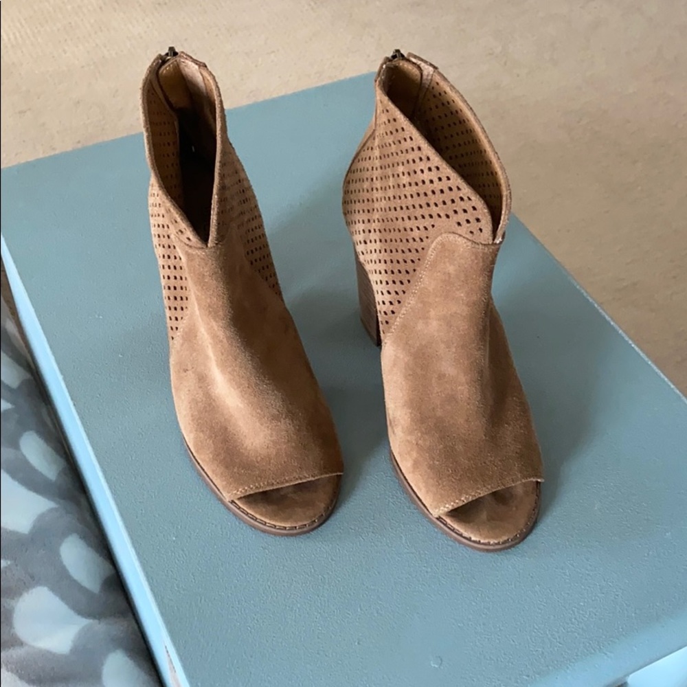 Lucky Brand Tan Suede open toe ankle booties